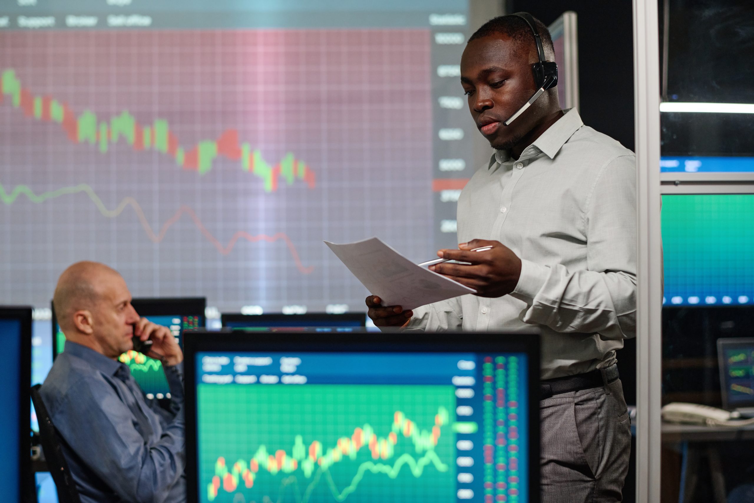 advisor-talking-to-investors-2023-11-27-04-55-33-utc