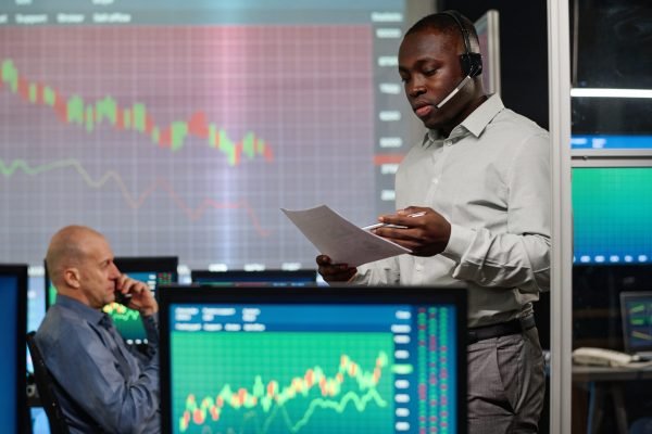 advisor-talking-to-investors-2023-11-27-04-55-33-utc